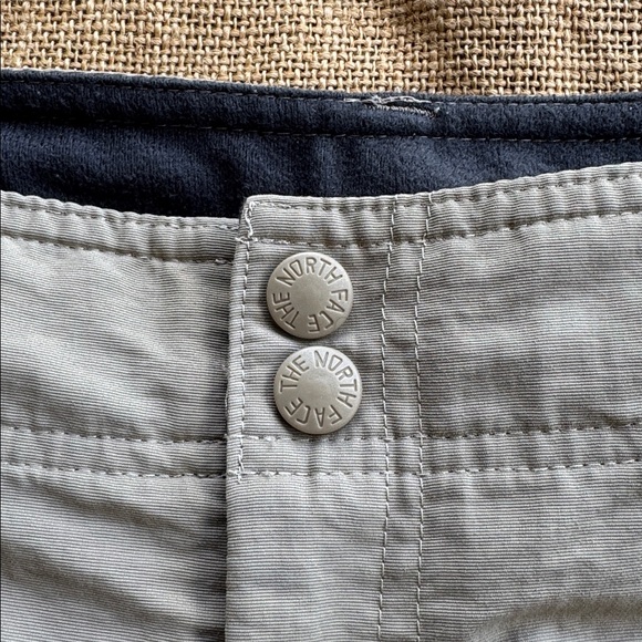 The North Face Woman’s Gray Cargo Shorts Size 10 - Picture 3 of 7